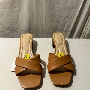 Vince Camuto tan leather crusts croissant 1” block heel slide sandals size 9 NWT